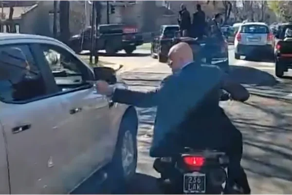 El motoquero que rescató a José Luis Espert es un barra acusado de intento de homicidio
