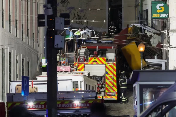 Al menos 15 muertos y 20 heridos tras el descarrilamiento de un tranvía funicular en Lisboa
