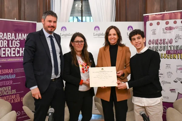 La Legislatura distinguió un programa donde los adolescentes son valorados para elaborar políticas públicas