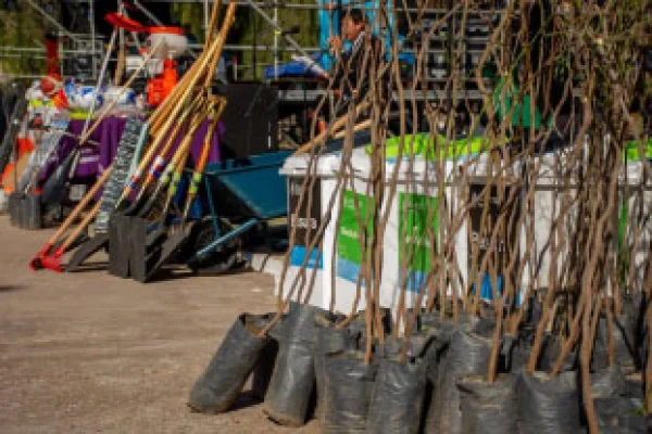 La Secretaría de Ambiente entregó herramientas y árboles
