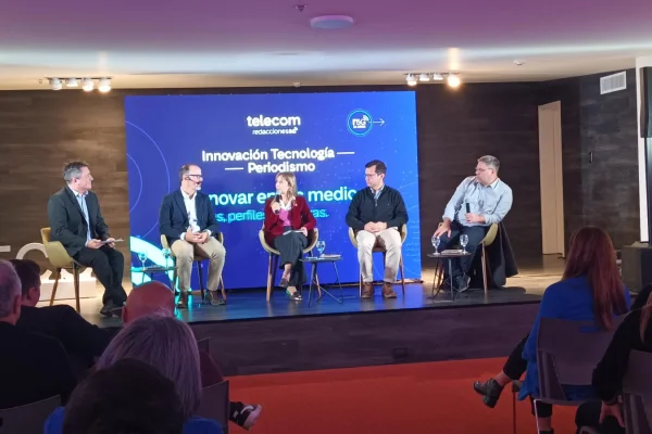 Catedrático español disertó en la jornada de Innovación, Tecnología y Periodismo de Telecom