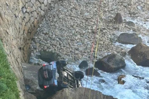 Impresionante caída de un Jeep sobre un barranco en Chile: sus ocupantes sobrevivieron de milagro