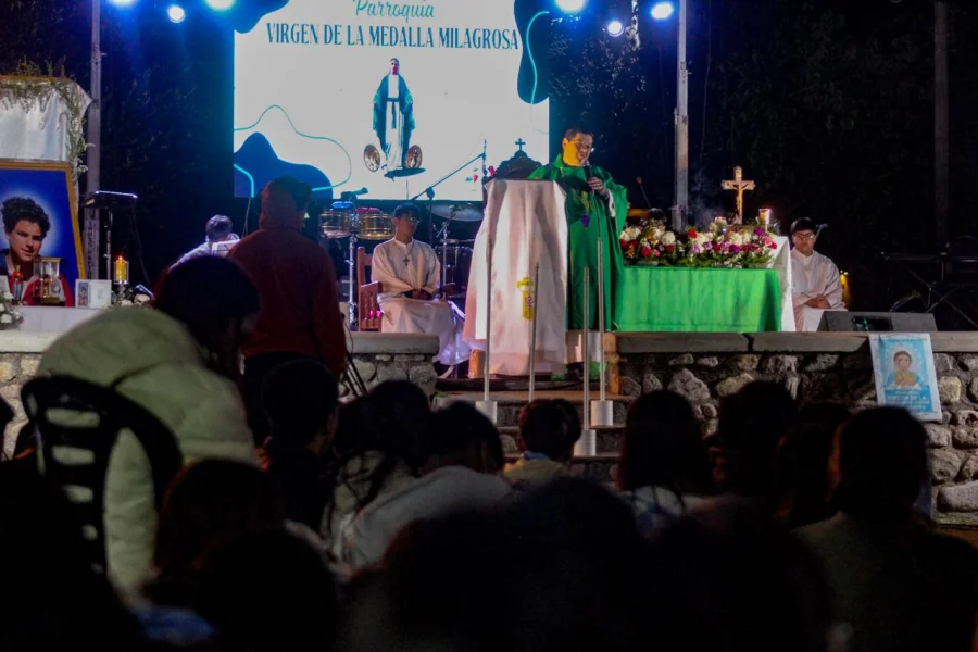 Las puertas del predio se abrieron alrededor de las 15 horas, dando inicio a una jornada llena de alegría y espiritualidad.