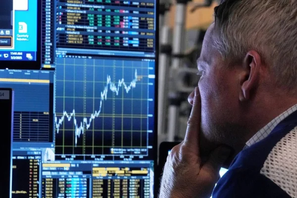 Con la derrota del Gobierno, crece la expectativa por el dólar y la reacción del mercado
