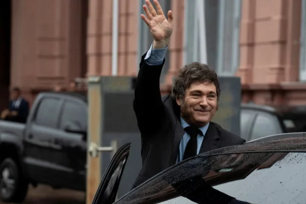El Presidente encabeza la primera reunión con sus seis funcionarios de confianza