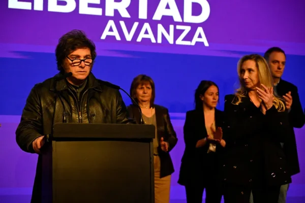 Javier Milei suspendió su viaje a Madrid tras la derrota electoral bonaerense