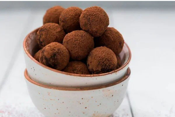 Trufas de dátiles y cacao: la receta del snack saludable sin azúcar que vas a amar