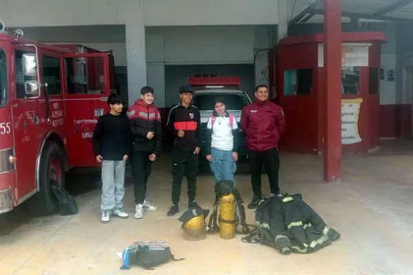 Bomberos de la Policia fueron visitados por alumnos de la secundaria