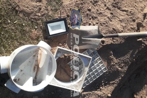 Entró a robar en una casa, fue visto por vecinos y abandonó todo