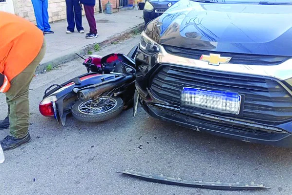 Dos siniestros viales en capital dejó a un motociclista herido