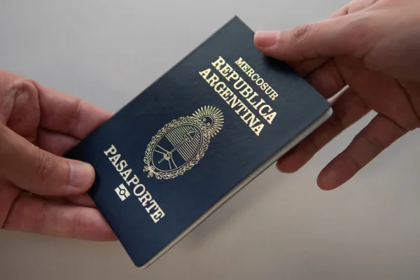 Cómo saber si tu pasaporte es trucho: RENAPER habilitó una línea de WhatsApp para verificarlo