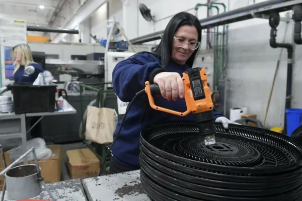Cae el empleo privado y aumentan los despidos