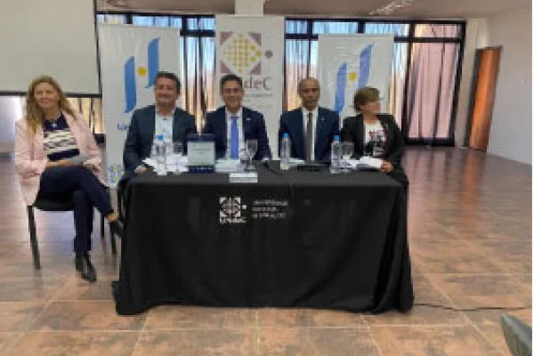 Presentaron el libro “La Nueva Constitución de la Provincia de LR”