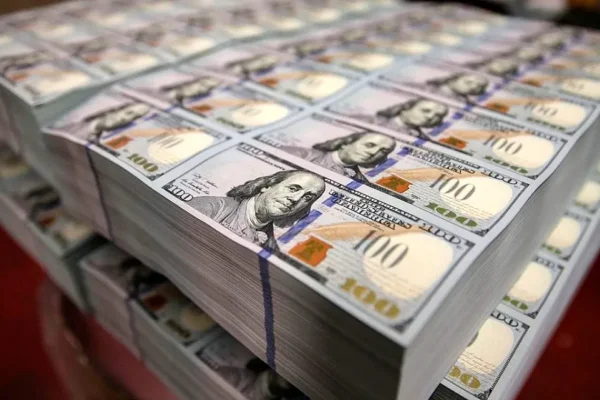 El dólar oficial cerró en $1.445 y se acerca al techo de la banda