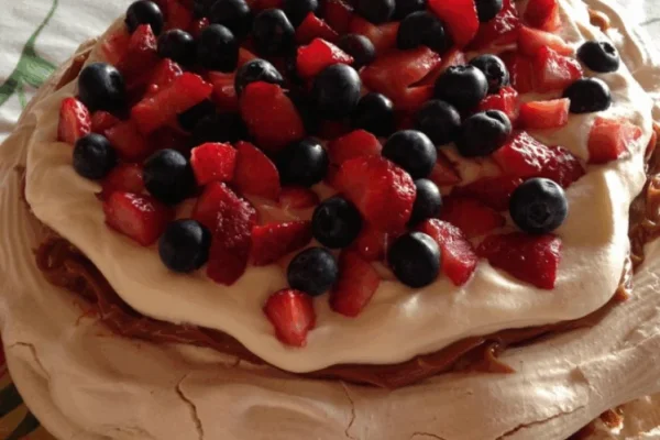 Pavlova triple: el postre con frutillas ideal para el finde