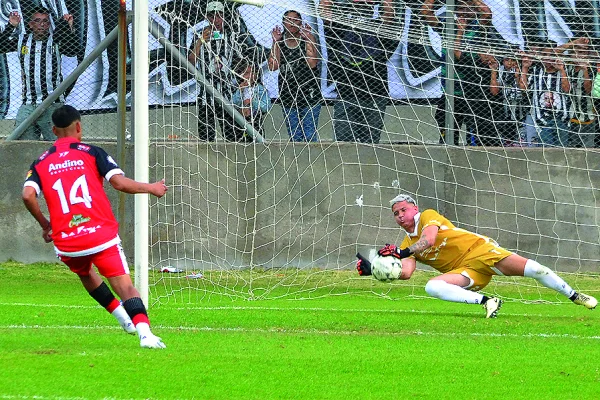 San Vicente ganó en los penales y se transformó en el primer finalista