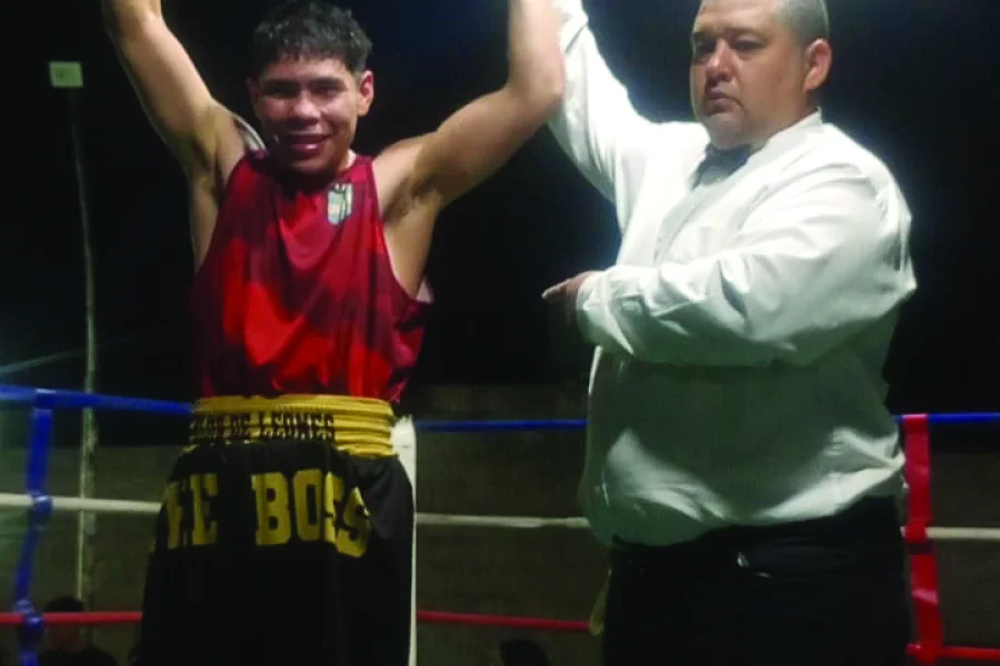 Martín Ávila ganó en la pelea de fondo.
