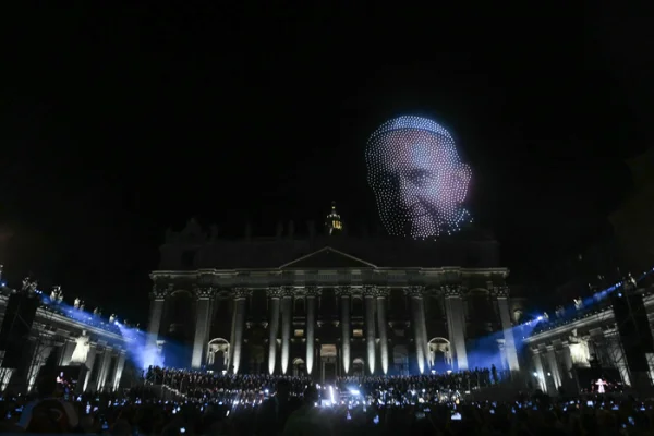 El rostro del papa Francisco apareció en el cielo del Vaticano