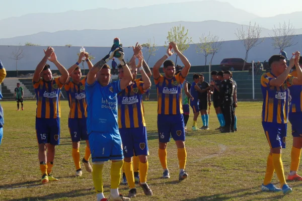 Defensores apabulló a Los Chuyos y se consolida en la Zona A