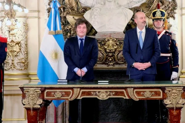 Milei le tomó juramento a Lisandro Catalán como ministro del Interior