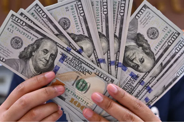 El dólar se acerca al techo de la banda cambiaria y se ofrece a $1.480
