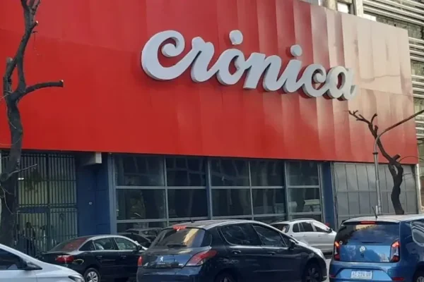 Un hombre entró con un cuchillo en Cronica TV y causó pánico