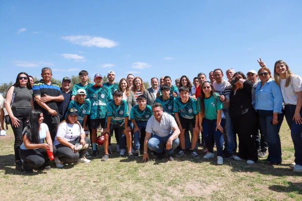 Inauguran sistema de riego y vestuarios en Club Ferroviario