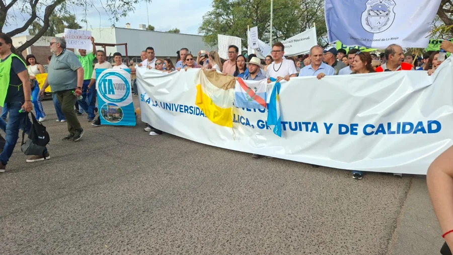 Universidad pública, gratuita y de calidad rezaban las pancartas que poco a poco se acercaban a la zona centrica de la ciudad con el reclamo de la comunidad al unísono.