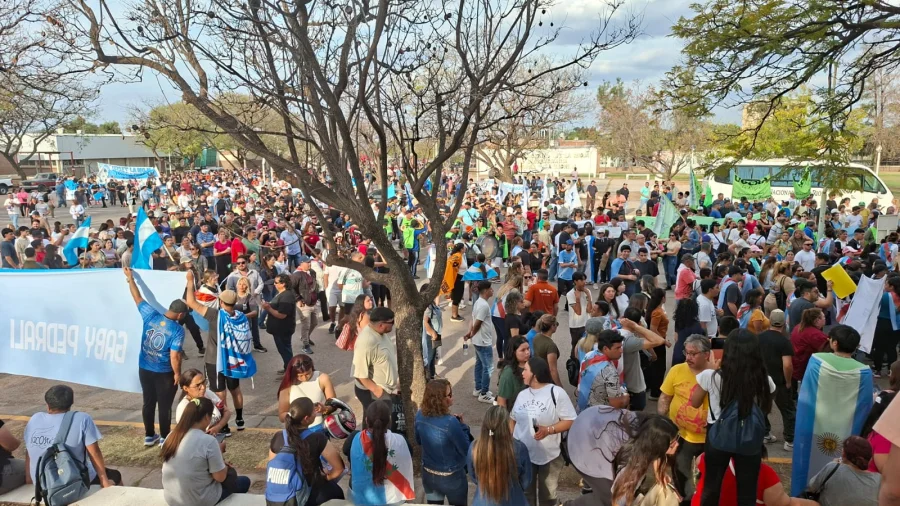 La marcha se concentró en la UNLaR y en el Centro Adminsitrativo Provincial.