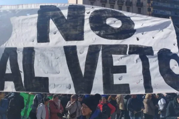 Congreso: las columnas de estudiantes se concentran a la espera de la votación