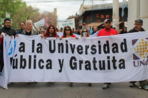 Masiva marcha en defensa de UNDeC y la educación pública