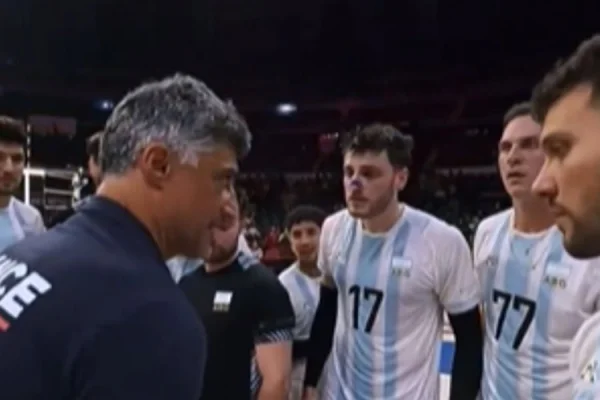 El gesto del entrenador de Francia que frenó la celebración de Argentina en pleno Mundial de Vóley