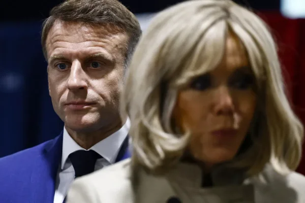 Macron presentará pruebas científicas para demostrar que su esposa es mujer