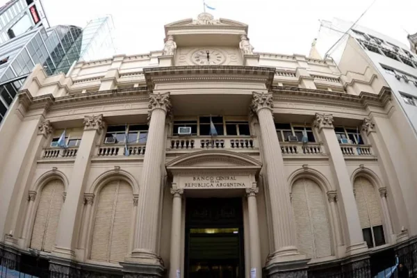 El Banco Central debió vender USD 379 millones en el mercado para frenar la presión sobre el dólar