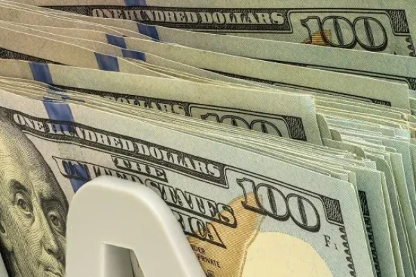 El dólar oficial subió $20 y cotizó por primera vez arriba de $1500