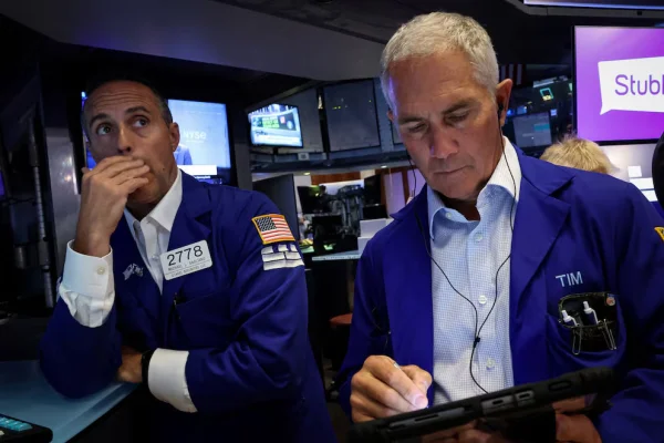 Las acciones y los bonos argentinos volvieron a caer y el riesgo país llegó a superar los 1.500 puntos