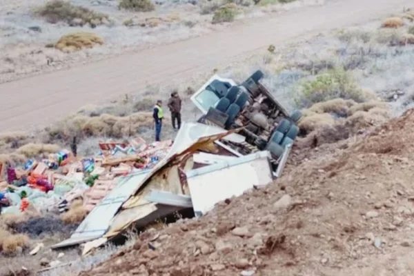 Tragedia en Neuquén: un camionero se despistó mientras transportaba alimentos y murió atrapado en el vehículo