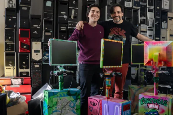 Dos amigos convierten computadoras viejas en consolas terapéuticas y las donan a hospitales pediátricos