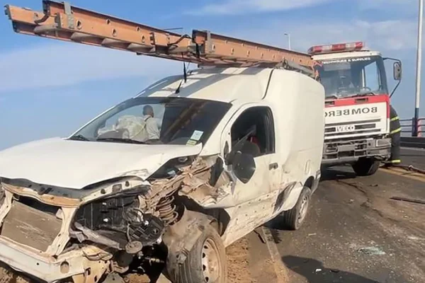 Un camión provocó un choque en cadena con 15 vehículos y mató a un motociclista en el puente Chaco-Corrientes
