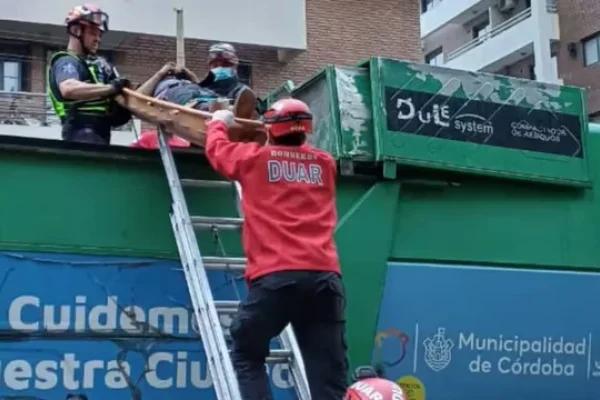Milagro en Córdoba: los gritos de un hombre en situación de calle evitaron una tragedia en un camión de basura