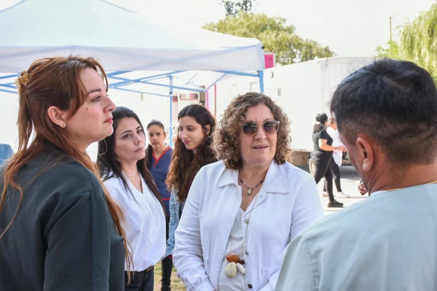 Diferentes organismos provinciales y municipales ofrecieron sus servicios a través de stands de consulta, información y atención directa a la comunidad.
