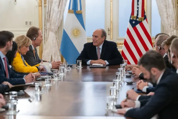 Francos recibió a congresistas de los Estados Unidos y Milei pasó a saludarlos