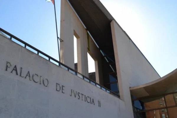 Va a juicio un joven que con IA fraguó fotos de sus compañeras desnudas