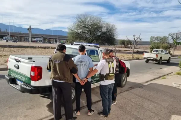 Detienen a un hombre al retirar una encomienda con drogas en la Capital