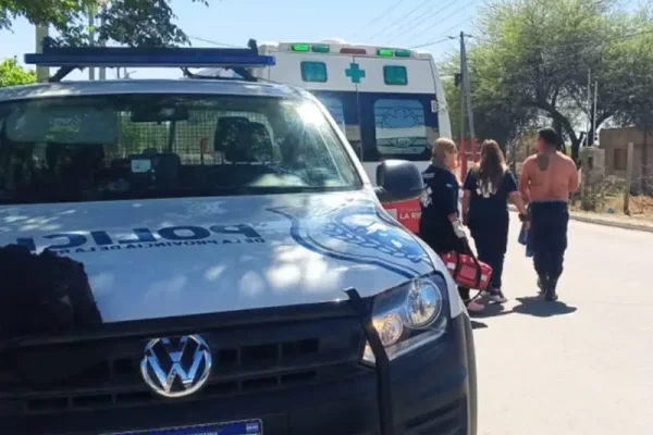 Una mujer atacó e hirió a tres efectivos policiales en barrio Los Naranjos