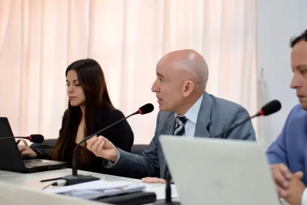 Fiscal pidió 9 años de prisión efectiva para un hombre acusado de golpear a su expareja y su hijo
