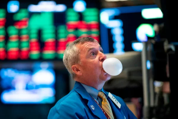 El Riesgo País se desploma a 839 puntos y baja el dólar