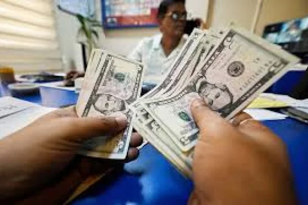 Dólar hoy: la divisa en el Banco Nación cayó a $1.360 para la venta