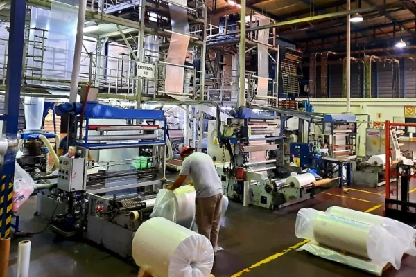 Crisis en la industria plástica: DINPE suspende a sus trabajadores y pagará solo el 75% del sueldo