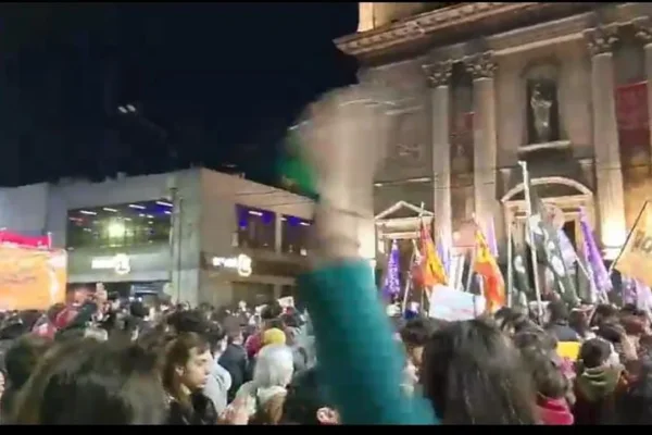 Triple crimen de Varela: marchas en varios puntos del país pidiendo justicia por Brenda, Morena y Lara